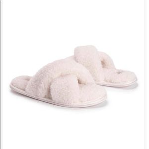 ⬇️🎉 SALE! BNWTIP Muk Luks Cream Slippers SIZES M & L only sizes left!